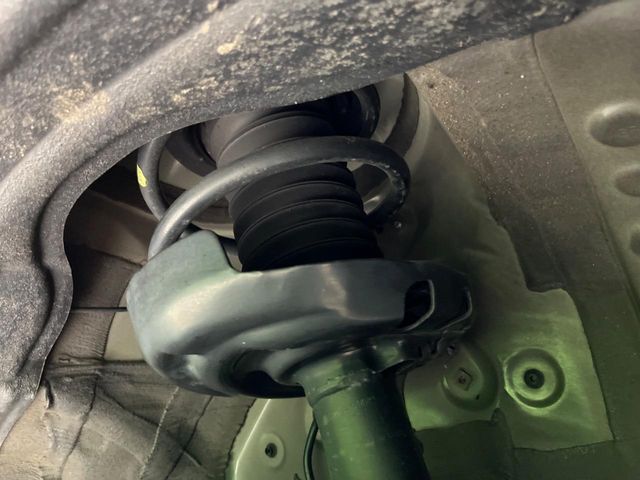 お車を安心してお乗りいただく為には、足回りの定期点検が欠かせません。サービスサポート（有償保証）では無料点検もご提供しており、安心のカーライフをお過ごしいただけるサポート体制が整っています。