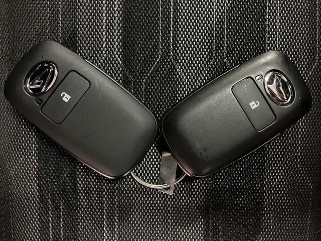 電子カードキーを携帯していれば、ドアハンドルやバックドアのリクエストスイッチを押すだけでドアの施錠・解錠が出来ます♪もちろん　遠隔操作も可能です！盗難防止のイモビライザー機能装備ですよ　☆