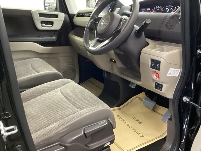 ホンダ独自の技術、センタータンクレイアウトにより、軽自動車とは思えない室内空間です。