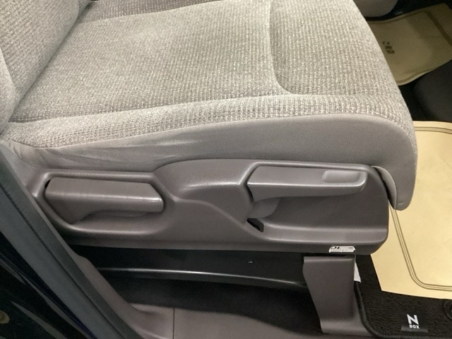 手動のレバーを使って、シートの高さや背もたれの角度を変えることができます。