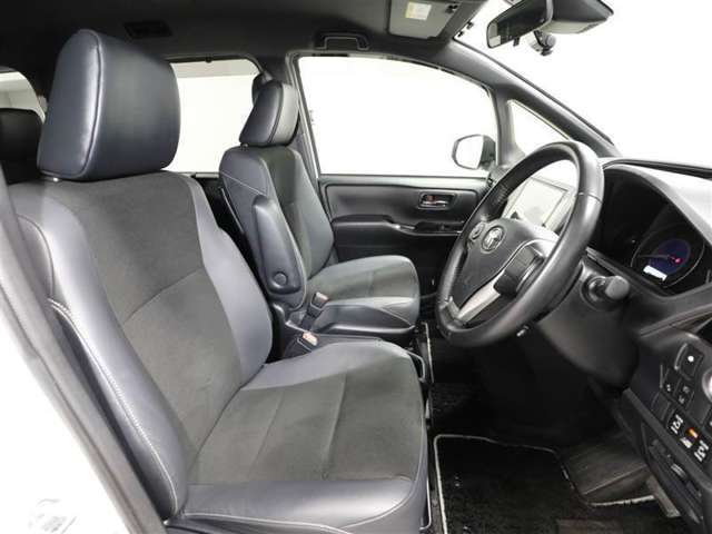 ゆったり室内で運転もしやすいです♪使い勝手の良い配置も考えられています！！