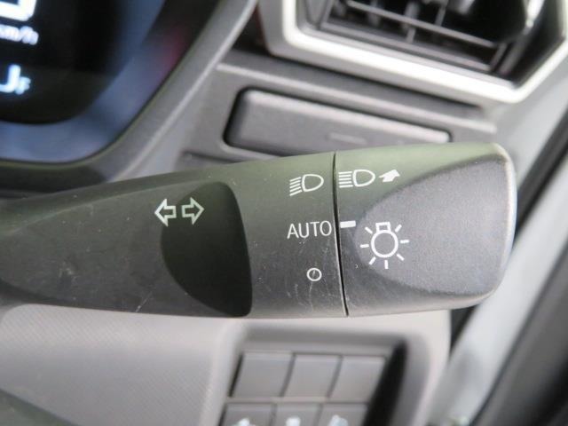 【オートライト】装備。ヘッドライト自動点灯・消灯システム/ランプオートカットシステムです。オートに設定すれば外が暗くなれば点灯、明るくなれば消灯を自動でしてくれます。