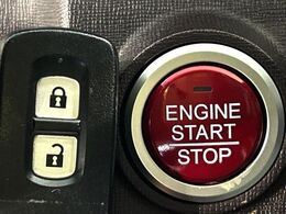 【Hondaスマートキー】カバンやポケットに入れたままでもドアの施錠・解錠が可能なスマートキーを装備。エンジンのオン・オフ時もカギを取り出す必要が無いからとっても便利です♪