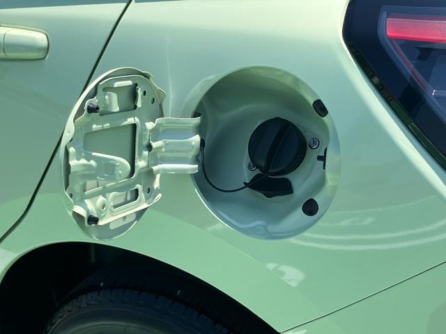 ガソリン給油口はここの位置にあります。セルフガソリンスタンドで便利です。