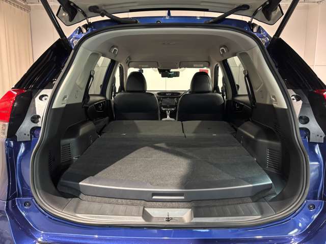 後席を折りたたむととても広い荷室になります。荷物もしっかり積み込めます！