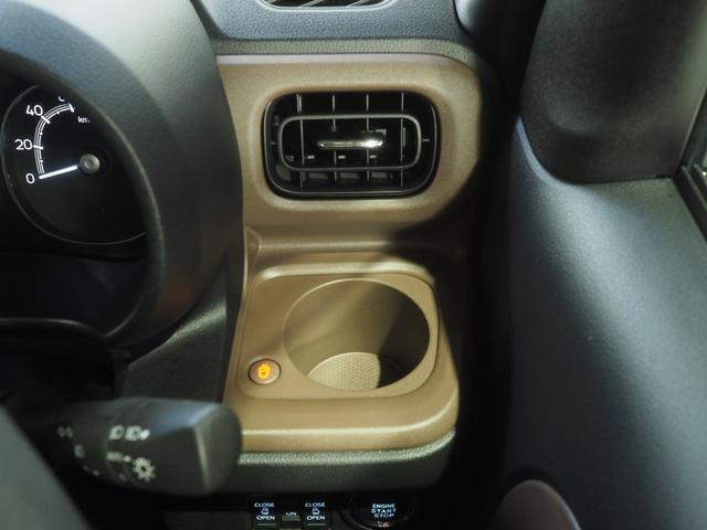 カップホルダーは保温機能つき。テイクアウトのホットドリンクの飲み頃を保ちます。車内でのカフェタイムが楽しくなりますね。