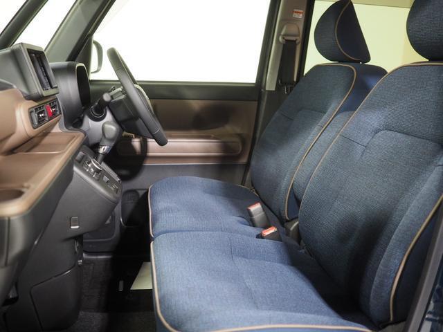 デニム地を思わせるブルーのシート。アクセントカラーのブラウンのパイピング処理が施されています。