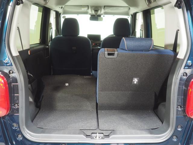 後席を倒して荷室を広くできます。
