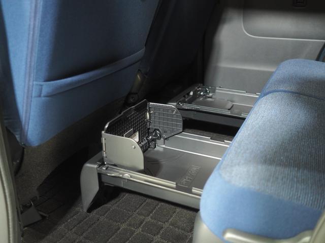 後席には通称”置きラクボックス”があります。座席に置くと転倒や落下が心配な大切な荷物を置く場所として使えます。引き出し式なので使わないときは収納ができます。