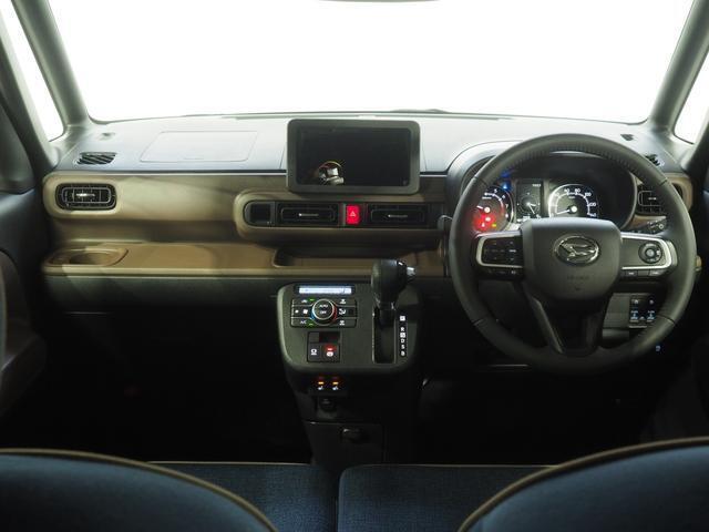 インパネはブラウンのパネルがアクセント。家具のような仕立てです。