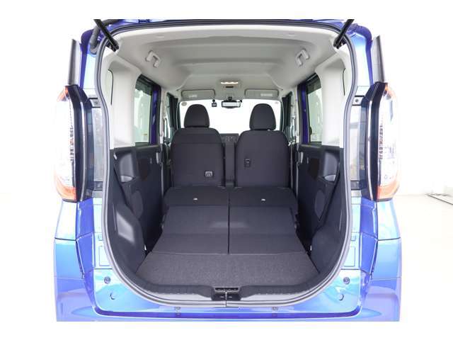 リヤシートを倒した荷室の画像です。