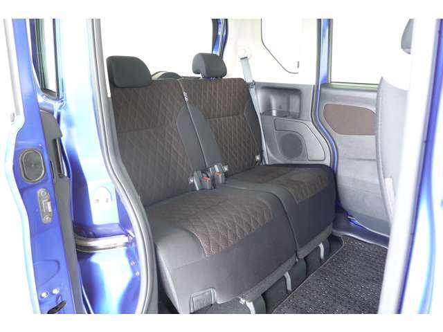 ゆとりのあるリヤシートです。スライド機能付きで足元も広々です。