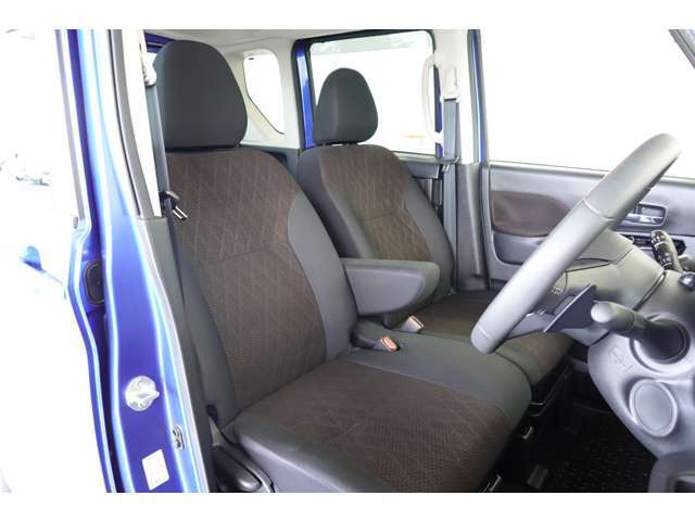 フロントシートはアームレスト付きベンチシートです