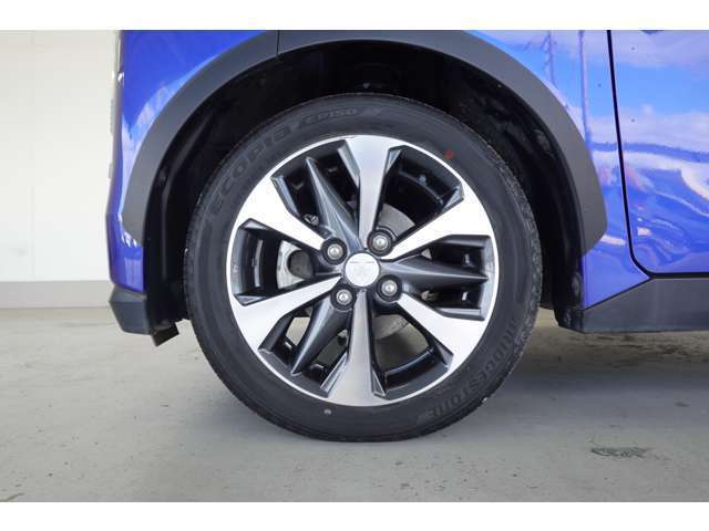 純正アルミホイールが装着されています。タイヤサイズ165/55R15インチです。