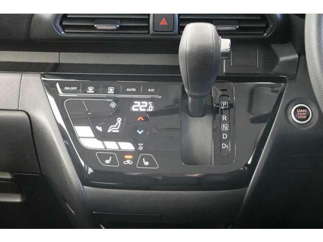 インパネCVTシフトレバーです。エアコンは操作しやすいタッチパネル式スイッチです。