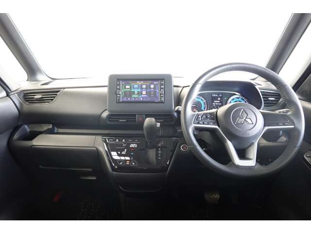 しっかりまとまった感のあるインパネ。各操作スイッチなども使いやすい位置に配置されています。