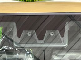 【スマートアシスト】走行中に前方の車両等を認識し、衝突しそうな時は警報とブレーキで衝突回避と被害軽減をアシスト。より安全にドライブをお楽しみいただけます。