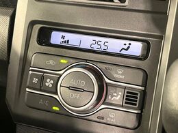 【オートエアコン】一度お好みの温度に設定すれば、車内の温度を検知し風量や温度を自動で調整。暑い…寒い…と何度もスイッチ操作をする必要はありません。快適な車内空間には必須の機能ですね♪