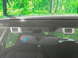【アイサイトVer2】前方の車両等を検知し、衝突しそうな時は警報で注意を促し、ブレーキを踏む力をサポート。ブレーキを踏めなかった場合は衝突被害軽減ブレーキが作動、衝突回避をサポートします。