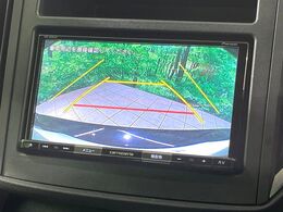【バックカメラ】駐車時に後方がリアルタイム映像で確認できます。大型商業施設や立体駐車場での駐車時や、夜間のバック時に大活躍！運転スキルに関わらず、今や必須となった装備のひとつです！