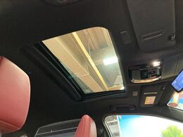 【サンルーフ】開放感たっぷりの希少装備、サンルーフが装着されています！車内に明かりを取り入れたり景色を楽しむ以外にも、車内の空気も簡単に換気できて快適です！
