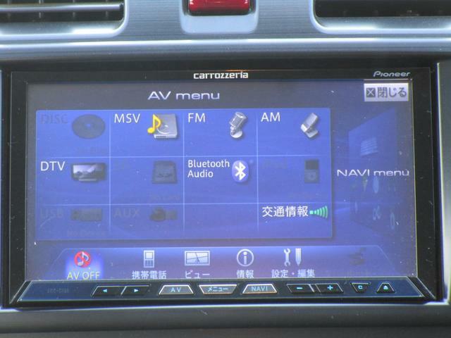 知らない土地でも安心！ディーラーOPの純正カーナビ付いてます！CDはもちろんラジオやBluetooth、USB接続などもできます！