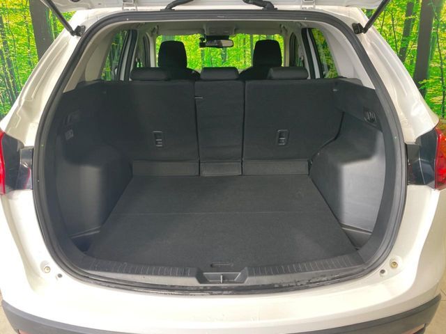 積み下ろしのしやすいデッキにはたっぷりと荷物を積み込んでいただけます。遊びから仕事まで、様々なシーンで頼れます♪