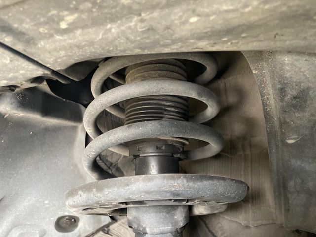 お車を安心してお乗りいただく為には、足回りの定期点検が欠かせません。サービスサポート（有償保証）では無料点検もご提供しており、安心のカーライフをお過ごしいただけるサポート体制が整っています。