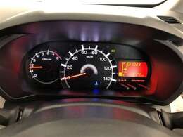 とっても見やすいメーターです。夜間時はラグジュアリーな気分にさせてくれる照明が魅力ですので、夜のドライブも楽しみになりますよ♪