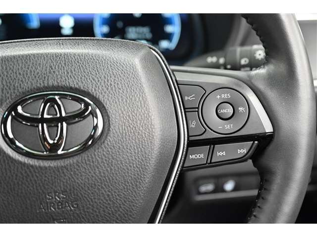 レーダークルーズコントロール(全車速追従機能付)付きです。車速に応じて追従支援してくれるので、ロングドライブも快適です。詳細は販売店スタッフまでおたずねください。
