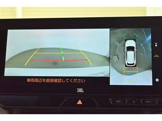 パノラミックビューモニター付きです。車両を上から見たような映像をディスプレイオーディオ画面に表示。運転席からの目視だけでは見にくい、車両周辺の状況をリアルタイムでしっかり確認できます。