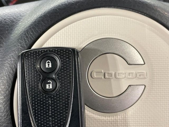 【キーフリーシステム】カバンやポケットに入れたままでもドアの施錠・解錠が可能なスマートキーを装備。エンジンのオン・オフ時もカギを取り出す必要が無いからとっても便利です♪