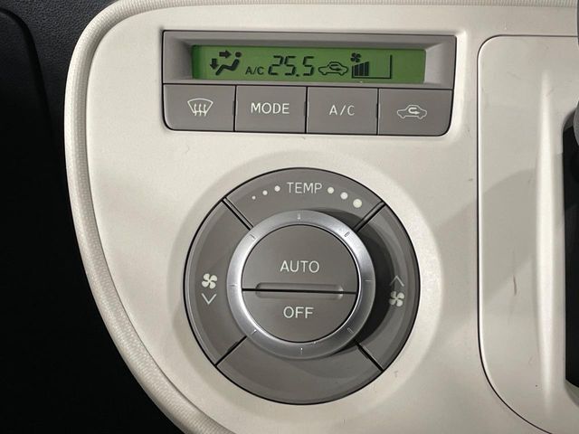【オートエアコン】一度お好みの温度に設定すれば、車内の温度を検知し風量や温度を自動で調整。暑い…寒い…と何度もスイッチ操作をする必要はありません。快適な車内空間には必須の機能ですね♪