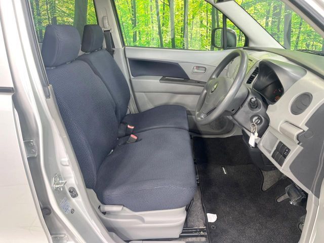 運転席まわりには十分なスペースがあり、大柄な方でもゆったり運転していただける環境です。