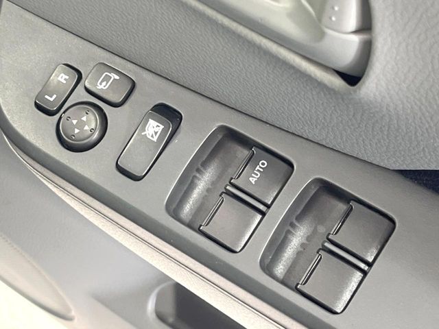 【電動格納ミラー】サイドミラーは電動格納式となっており、狭い駐車場でもキズがつくリスクを抑えられます。