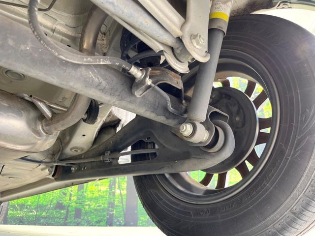 お車を安心してお乗りいただく為には、足回りの定期点検が欠かせません。サービスサポート（有償保証）では無料点検もご提供しており、安心のカーライフをお過ごしいただけるサポート体制が整っています。