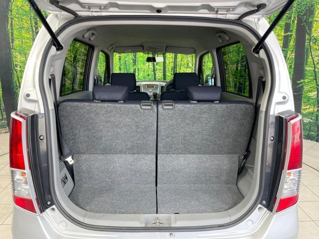 積み下ろしのしやすいデッキにはたっぷりと荷物を積み込んでいただけます。遊びから仕事まで、様々なシーンで頼れます♪