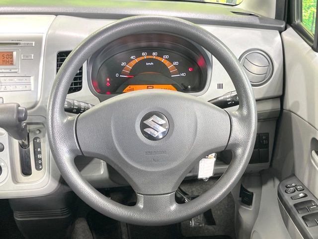インテリアに合わせたデザインのステアリングは、運転される方のことも考え、運転しやすい形状、大きさです。是非一度、実際に触ってお確かめください。