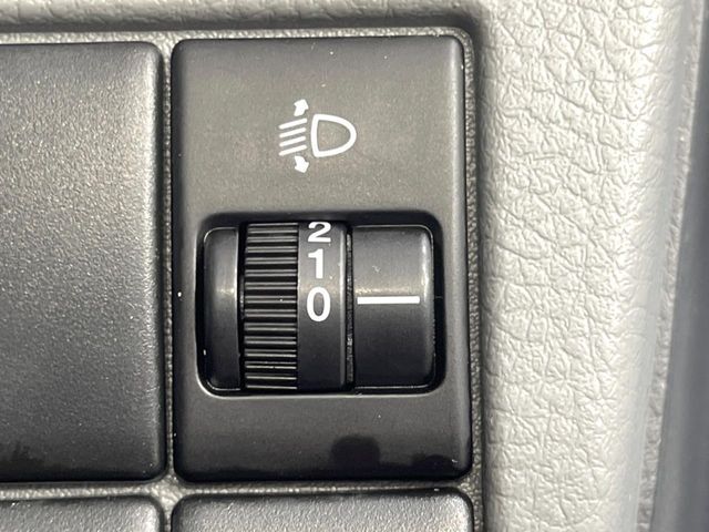【ヘッドアップディスプレイ】現在の速度や走行情報をデジタル表示で運転席前方のガラスに投影！運転中、目線をずらさず必要な情報を確認できるのでとっても便利で安心！