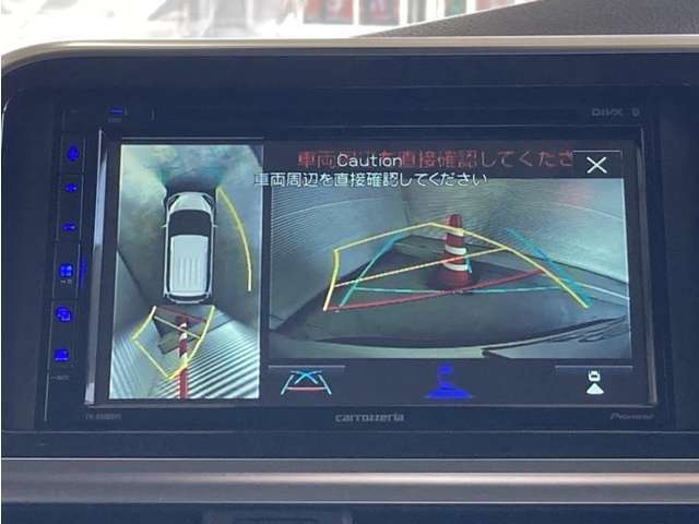 真上から見下ろしたような視点で車とその周囲を確認出来る画面と、車両後方を映し出すバックモニター画面の2つを表示してくれます。