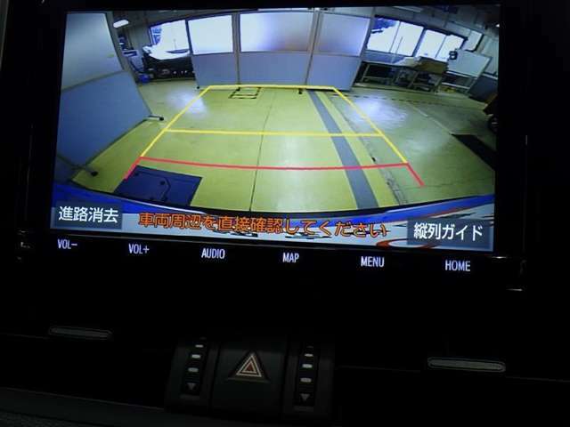 バックガイドモニター付き。車両後方の映像をナビ画面に表示し、駐車などの後退操作をサポートします。