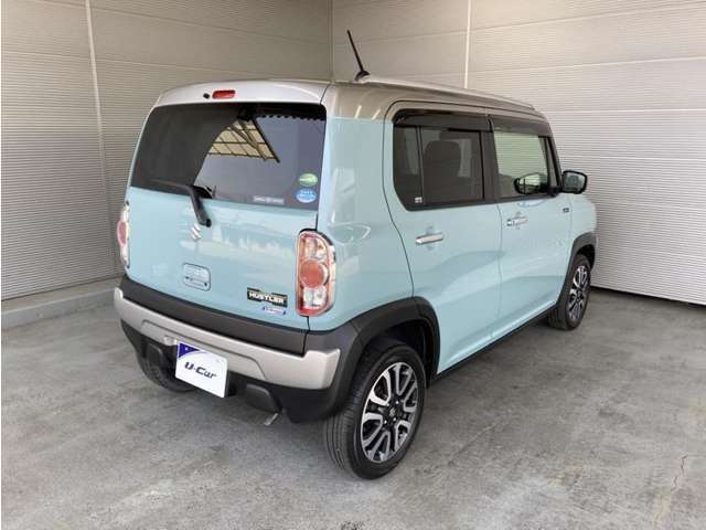 後部座席とリヤはプライバシーガラスになっています。座っている人や置いてある荷物が見えにくくなっているのでプライバシーの確保が出来ます。