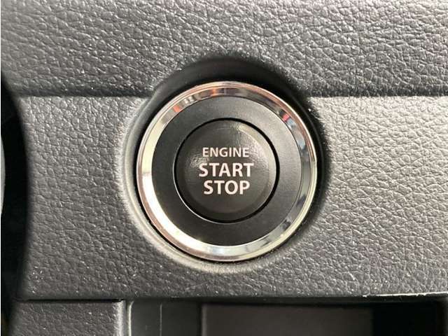 エンジンスタートボタンです。キーが車内にあれば、エンジンの始動・停止はブレーキを踏んでスイッチを押すだけ！キーを取り出す手間を省き、ワンプッシュでエンジンを操作するので簡単でスムーズです。