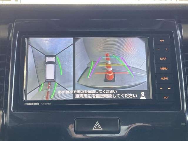 真上から見下ろしたような視点で車とその周囲を確認出来る画面と、車両後方を映し出すバックモニター画面の2つを表示してくれます。