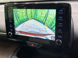 【バックカメラ】駐車時に後方がリアルタイム映像で確認できます。大型商業施設や立体駐車場での駐車時や、夜間のバック時に大活躍！運転スキルに関わらず、今や必須となった装備のひとつです！