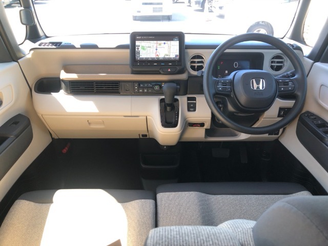 【インパネ全体】手が届きやすく、どなたでも運転しやすいです。シンプルで使いやすい設計になっています！