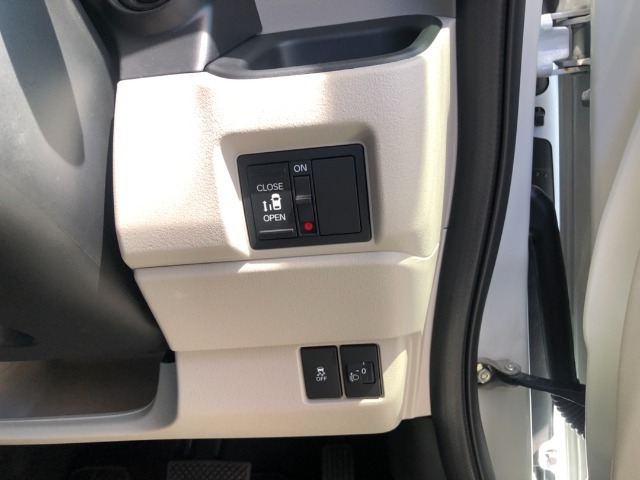 【片側電動スライドドア】リモコンや運転席のスイッチ操作のほか、ドアハンドルを少し引くだけでリアドアが自動開閉します♪