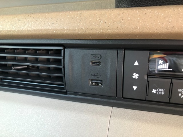 【シートヒーター】スイッチを押せば、座面と背もたれで体を温めてくれます♪