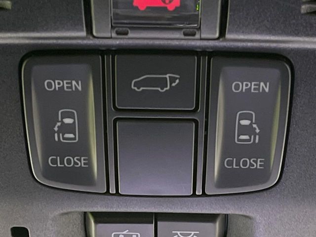 【パワーバックドア】スマートキーや運転席のボタンを押すだけでリアゲートが自動で開閉します！荷物を持っている時や、高い位置にあるバックドアを閉める際に便利な機能です♪