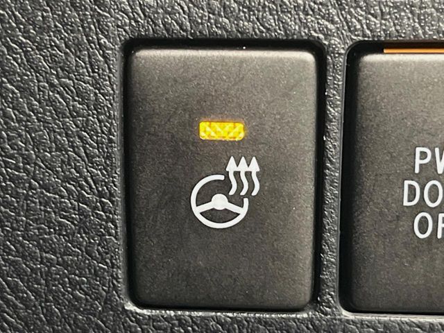 【ステアリングヒーター】冬場に冷たくなりやすい革巻きステアリングを、スイッチ一つで素早く適温に！エアコンよりも早く温まってくれるので、寒い日の運転も快適になりますね♪